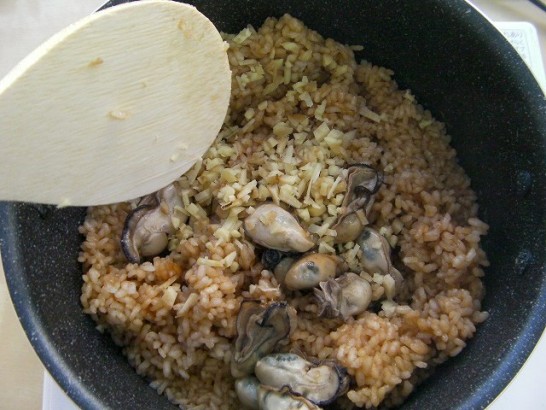 Rice cooked oyster and ginger (9)