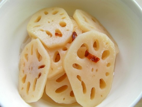 This photo is lotus roots pickled in vinegar (1).